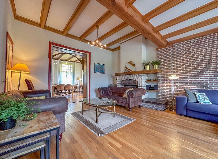 Zwembad en terras bij Bronzigt vakantieverblijf in Terneuzen, omringd door natuur.