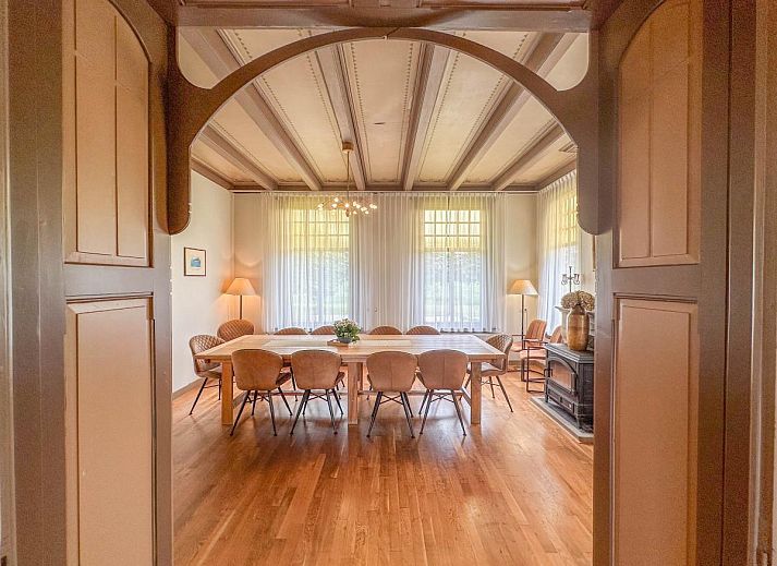 Zwembad en terras bij Bronzigt vakantieverblijf in Terneuzen, omringd door natuur.