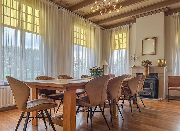 Zwembad en terras bij Bronzigt vakantieverblijf in Terneuzen, omringd door natuur.