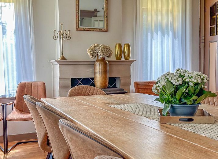 Zwembad en terras bij Bronzigt vakantieverblijf in Terneuzen, omringd door natuur.