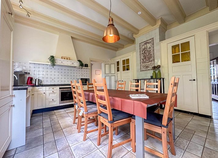 Zwembad en terras bij Bronzigt vakantieverblijf in Terneuzen, omringd door natuur.