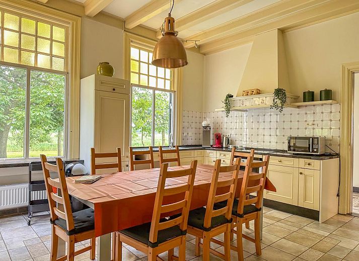 Ingang Bronzigt vakantiehuis in Terneuzen, Zeeuws-Vlaanderen met bloeiende tuin.