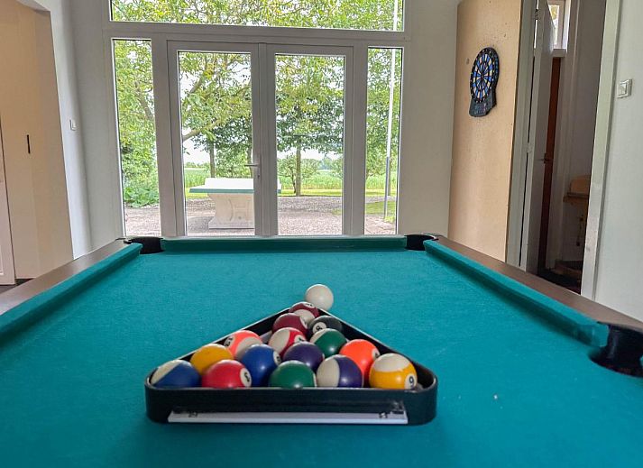 Ingang Bronzigt vakantiehuis in Terneuzen, Zeeuws-Vlaanderen met bloeiende tuin.