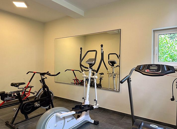 Ingang Bronzigt vakantiehuis in Terneuzen, Zeeuws-Vlaanderen met bloeiende tuin.