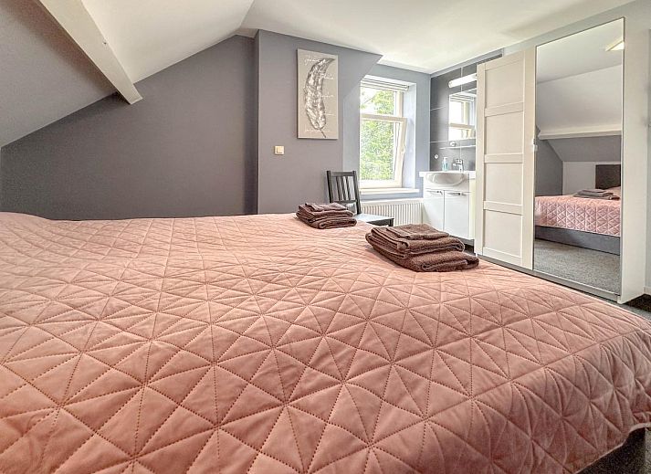 Gezellige veranda bij Bronzigt vakantiehuis in Terneuzen, met uitzicht op de tuin.