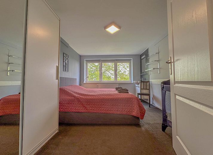 Ruime woonkamer van Bronzigt in Terneuzen, Zeeuws-Vlaanderen met comfortabele banken.