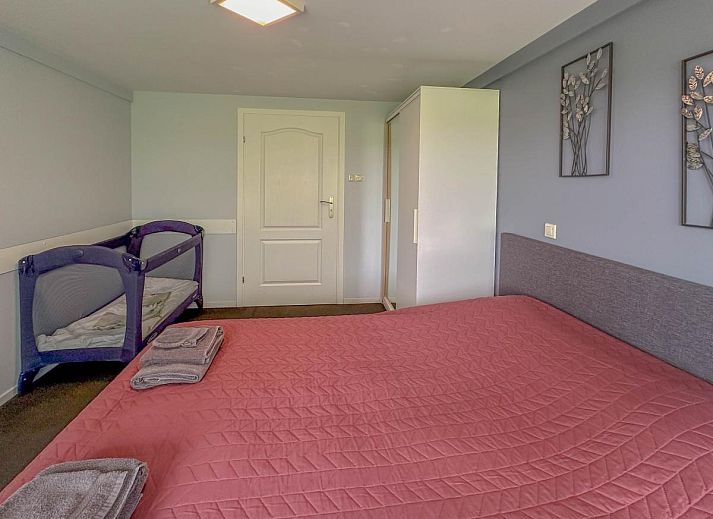 Ruime woonkamer van Bronzigt in Terneuzen, Zeeuws-Vlaanderen met comfortabele banken.