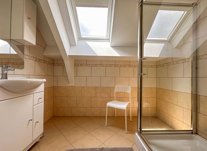 Ruime woonkamer van Bronzigt in Terneuzen, Zeeuws-Vlaanderen met comfortabele banken.