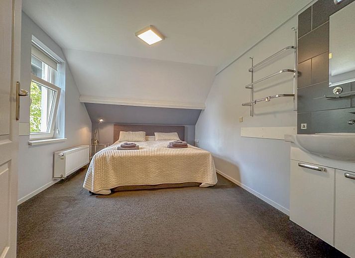 Ruime woonkamer van Bronzigt in Terneuzen, Zeeuws-Vlaanderen met comfortabele banken.