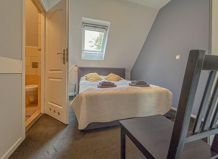 Ruime woonkamer van Bronzigt in Terneuzen, Zeeuws-Vlaanderen met comfortabele banken.