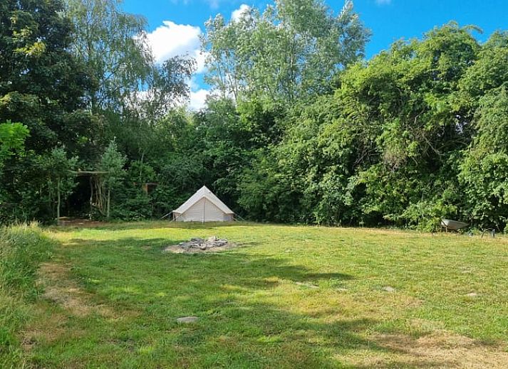 Kampvuur bij Huisje in Terneuzen, vakantiehuis in Zeeuws-Vlaanderen, omgeven door natuur.