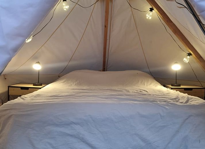 Kampvuur bij Huisje in Terneuzen, vakantiehuis in Zeeuws-Vlaanderen, omgeven door natuur.