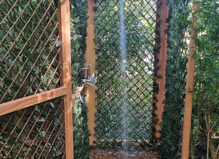 Kampvuur bij Huisje in Terneuzen, vakantiehuis in Zeeuws-Vlaanderen, omgeven door natuur.