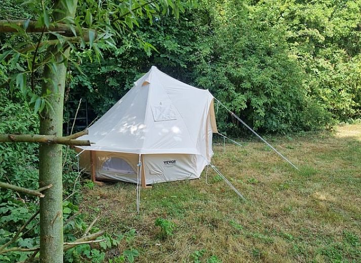 Sfeervolle slaapkamer in tent bij Huisje in Terneuzen, vakantiehuis in Zeeuws-Vlaanderen.