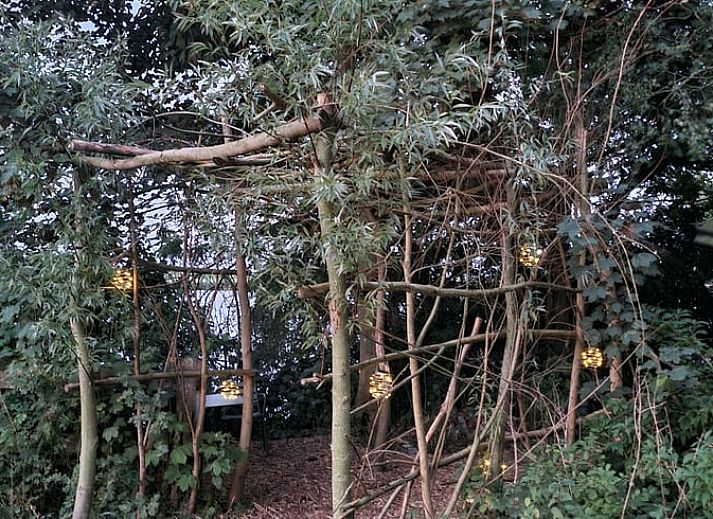 Sfeervolle slaapkamer in tent bij Huisje in Terneuzen, vakantiehuis in Zeeuws-Vlaanderen.