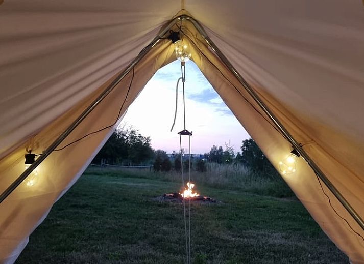 Sfeervolle slaapkamer in tent bij Huisje in Terneuzen, vakantiehuis in Zeeuws-Vlaanderen.