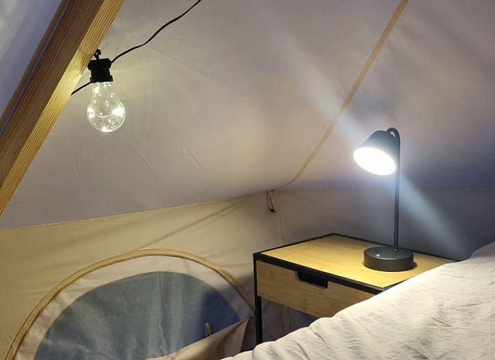Sfeervolle slaapkamer in tent bij Huisje in Terneuzen, vakantiehuis in Zeeuws-Vlaanderen.