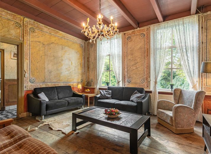 Sfeervolle slaapkamer in Vakantiehuis Groepswoning De Appelgaard, Zaamslag, met antieke muurschilderingen en houten vloer.