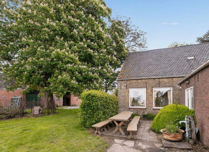 Sfeervolle slaapkamer in Vakantiehuis Groepswoning De Appelgaard, Zaamslag, met antieke muurschilderingen en houten vloer.