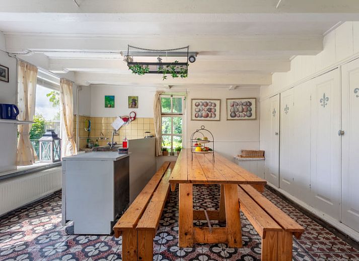 Sfeervolle slaapkamer in Vakantiehuis Groepswoning De Appelgaard, Zaamslag, met antieke muurschilderingen en houten vloer.