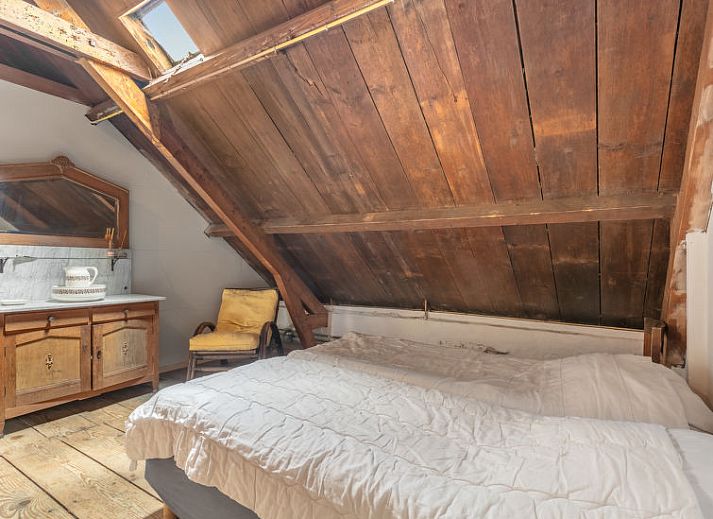 Lichte slaapkamer met eethoek in Vakantiehuis Groepswoning De Appelgaard, Zaamslag, biedt uitzicht op de tuin.