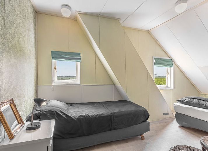 Lichte slaapkamer met eethoek in Vakantiehuis Groepswoning De Appelgaard, Zaamslag, biedt uitzicht op de tuin.