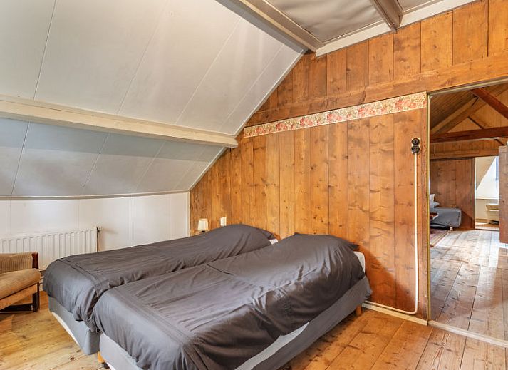 Lichte slaapkamer met eethoek in Vakantiehuis Groepswoning De Appelgaard, Zaamslag, biedt uitzicht op de tuin.