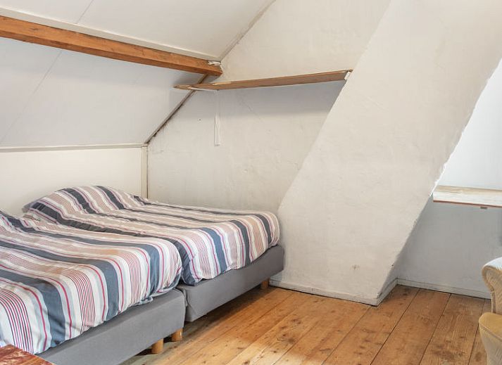 Lichte slaapkamer met eethoek in Vakantiehuis Groepswoning De Appelgaard, Zaamslag, biedt uitzicht op de tuin.