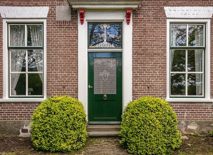 Ruime keuken met lange houten tafel in Vakantiehuis Groepswoning De Appelgaard, Zaamslag, ideaal voor groepsmaaltijden.