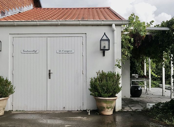 Modern kitchen with a view of nature in Holiday Home De Orangerie, Zaamslag, Zeeuws-Vlaanderen.