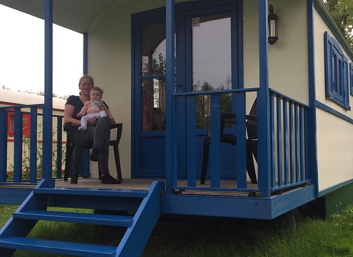 Luftaufnahme von Huisje in Zaamslag, Ferienhaeuser in der gruenen Landschaft von Zaamslag, Zeeuws-Vlaanderen, Zeeland.