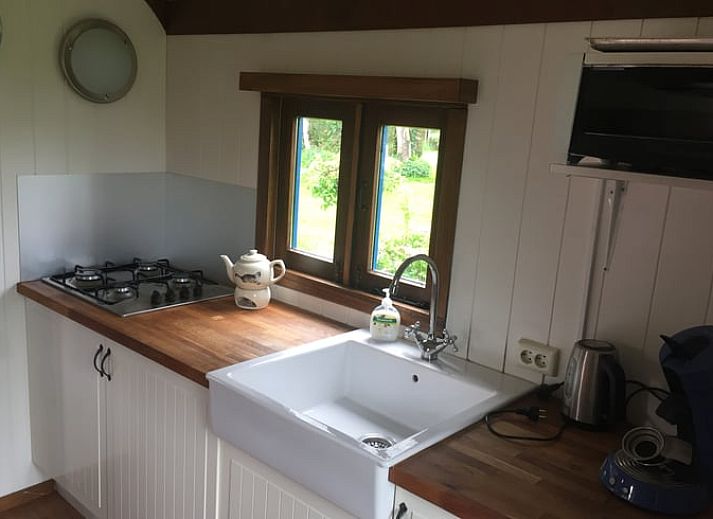 Luftaufnahme von Huisje in Zaamslag, Ferienhaeuser in der gruenen Landschaft von Zaamslag, Zeeuws-Vlaanderen, Zeeland.