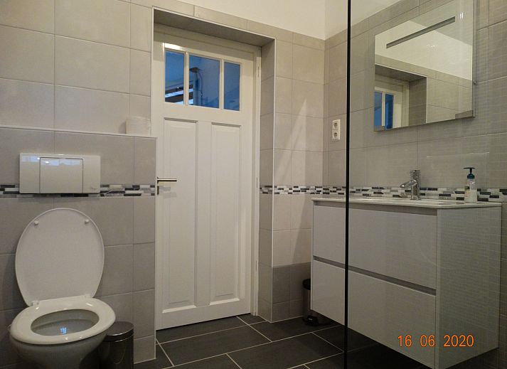 Charming vacation home ZE1542 in Biervliet, Zeeuws-Vlaanderen with an inviting facade.