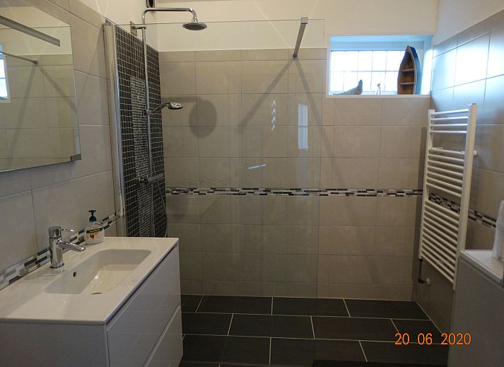 Natural surroundings of vacation home ZE1542 in Biervliet with a heron in the grass.