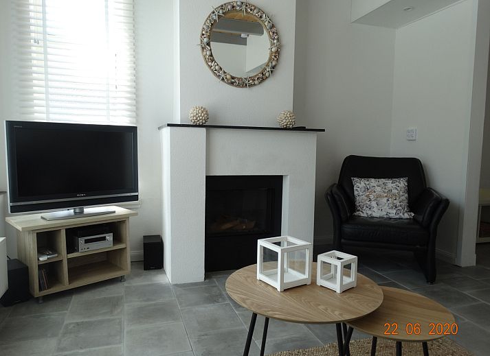 Natural surroundings of vacation home ZE1542 in Biervliet with a heron in the grass.