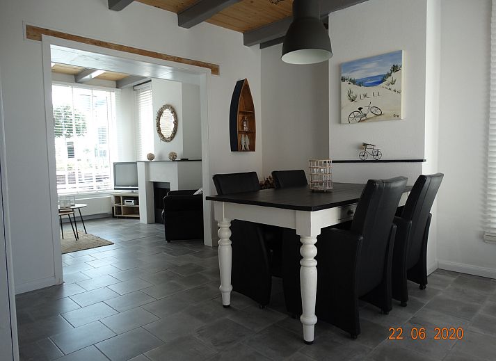 Natural surroundings of vacation home ZE1542 in Biervliet with a heron in the grass.