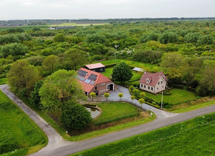 Holiday home in Biervliet, Zeeuws-Vlaanderen, surrounded by lush nature, ideal for a relaxing stay in Zeeland.