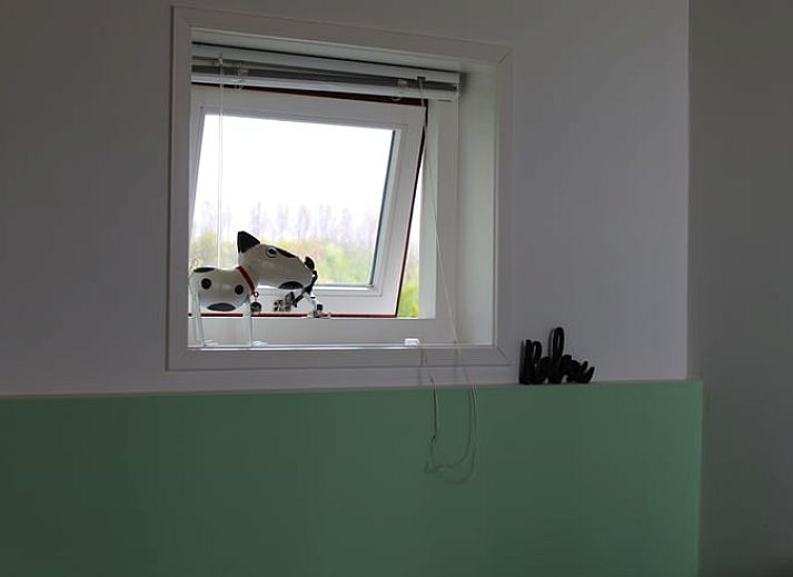 Innenbereich des Ferienhauses in Ovezande, Sued-Beveland, mit modernen Einrichtungen und bequemen Stuehlen.