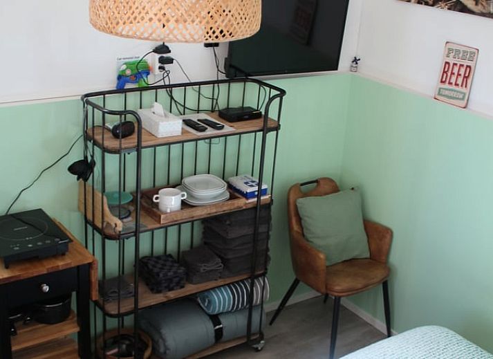 Innenbereich des Ferienhauses in Ovezande, Sued-Beveland, mit modernen Einrichtungen und bequemen Stuehlen.