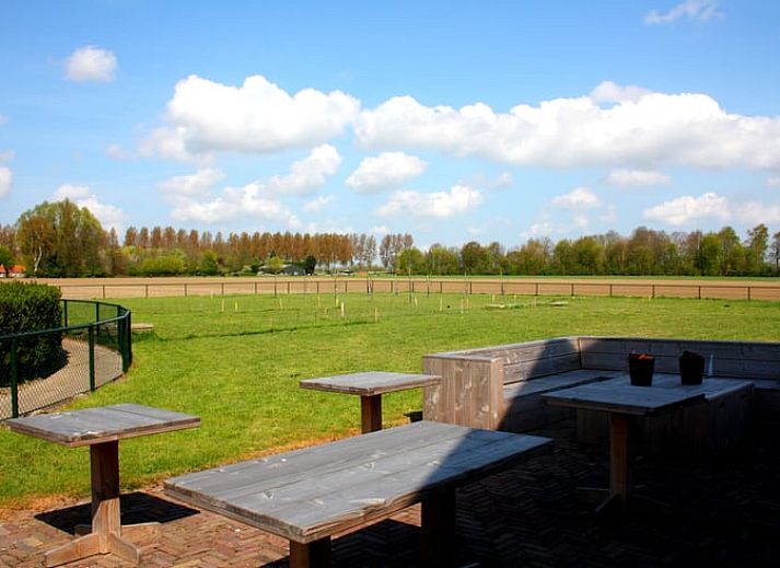 Innenbereich des Ferienhauses in Ovezande, Sued-Beveland, mit modernen Einrichtungen und bequemen Stuehlen.
