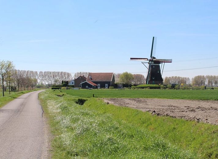 Innenbereich des Ferienhauses in Ovezande, Sued-Beveland, mit modernen Einrichtungen und bequemen Stuehlen.