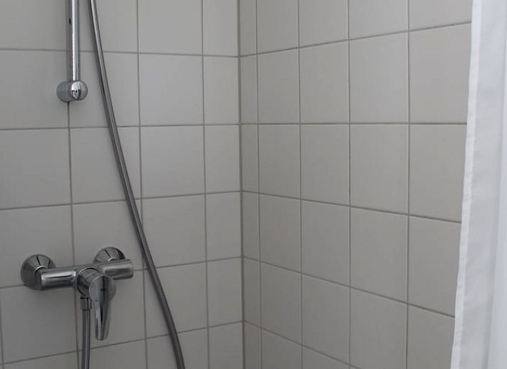 Terrasse von Cottage in Ovezande, Ferienhaus in Sued-Beveland, mit Sitzgelegenheiten und laendlichem Ambiente.