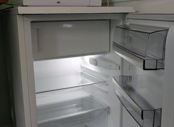 Terrasse von Cottage in Ovezande, Ferienhaus in Sued-Beveland, mit Sitzgelegenheiten und laendlichem Ambiente.