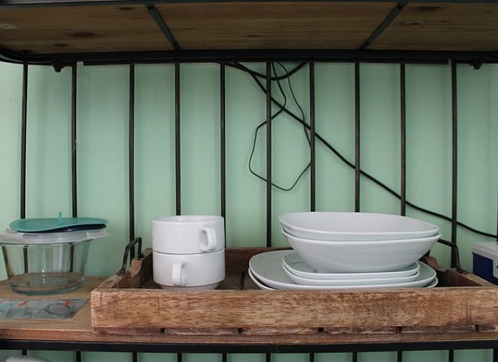 Terrasse von Cottage in Ovezande, Ferienhaus in Sued-Beveland, mit Sitzgelegenheiten und laendlichem Ambiente.