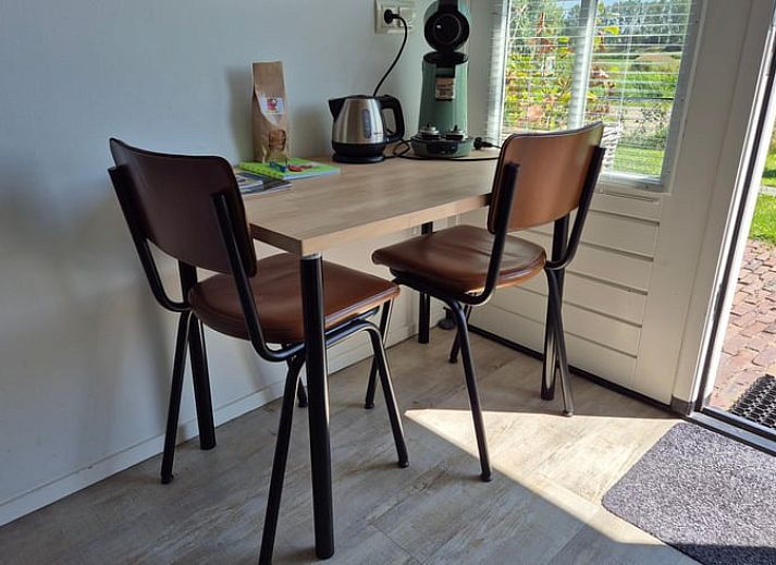 Essbereich im Ferienhaus in Ovezande, Sued-Beveland, mit viel natuerlichem Licht und gemuetlicher Atmosphaere.