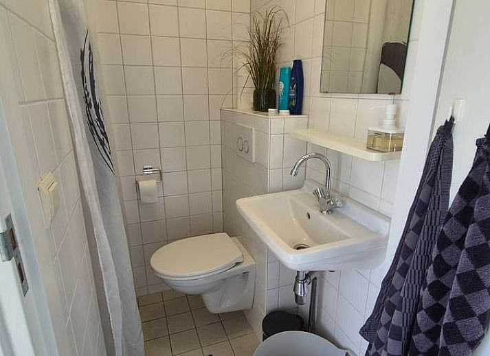 Essbereich im Ferienhaus in Ovezande, Sued-Beveland, mit viel natuerlichem Licht und gemuetlicher Atmosphaere.