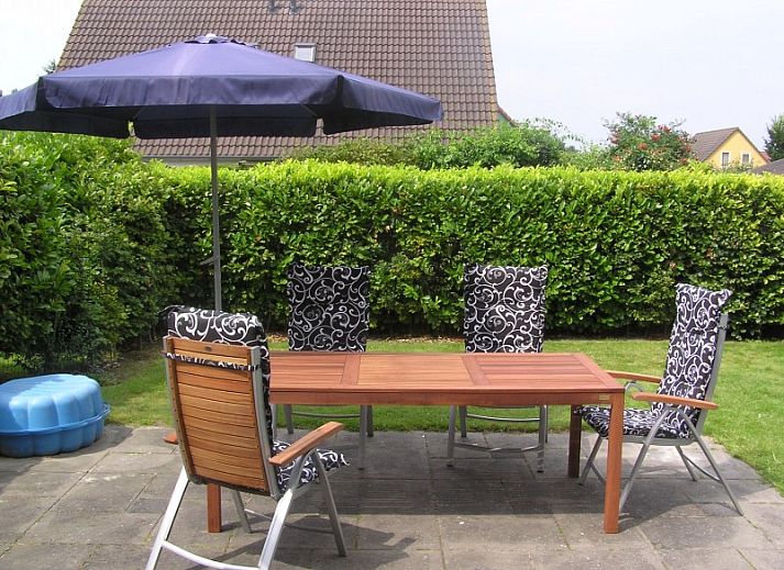 Vermare vacation home in Wemeldinge, South Beveland, with characteristic facade and green door.