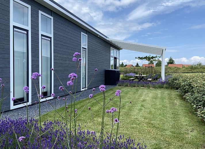 Modern kitchen in Holiday home Ruisweg 83, Wemeldinge, Zuid-Beveland, fully equipped.