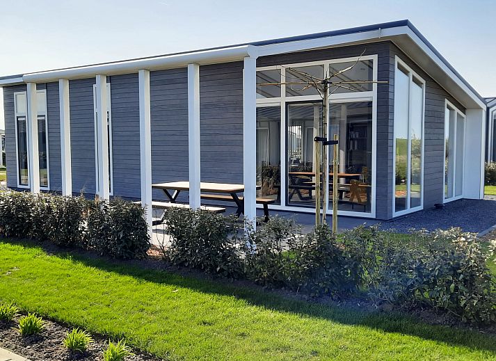 Modern kitchen in Holiday home Ruisweg 83, Wemeldinge, Zuid-Beveland, fully equipped.