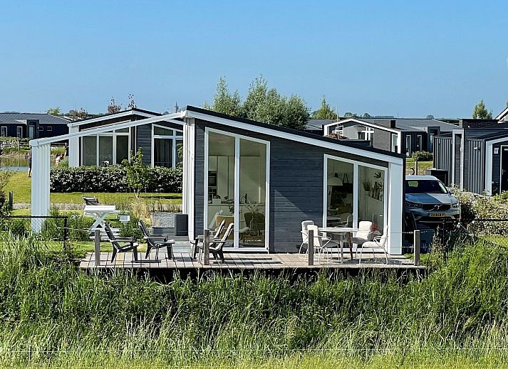 Stijlvolle woonkamer in Vakantiehuis Ruisweg 73, Wemeldinge, Zuid-Beveland met modern interieur en veel natuurlijk licht.